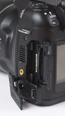 Fujifilm FinePix S5600 - sockets