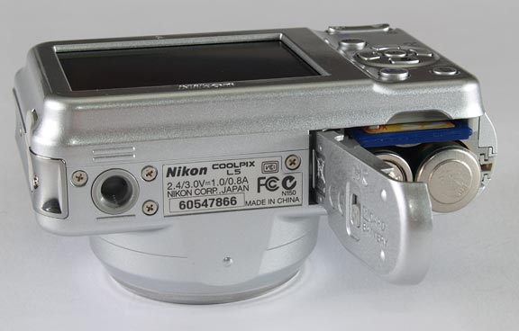 Nikon Coolpix L5 - bottom