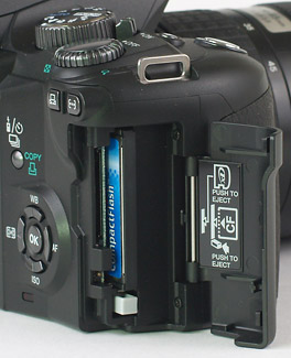 Olympus E-500 card slots