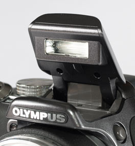 Olympus SP-550UZ - flash