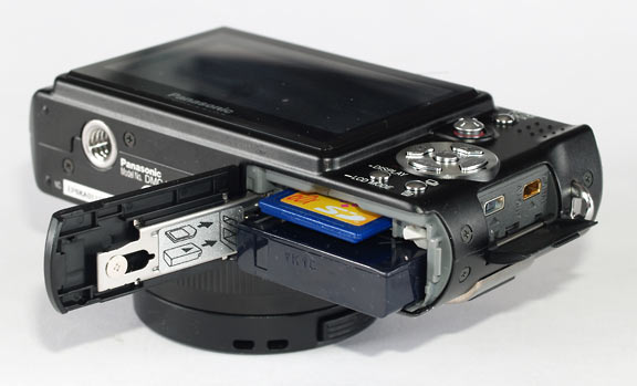 Panasonic LX2 - bottom