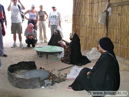 Бедуинки пекут лепешки