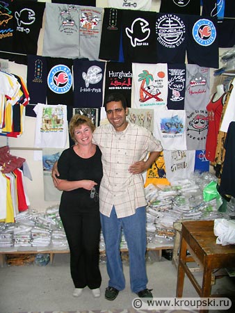 Мохаммед и лавочка с футболками