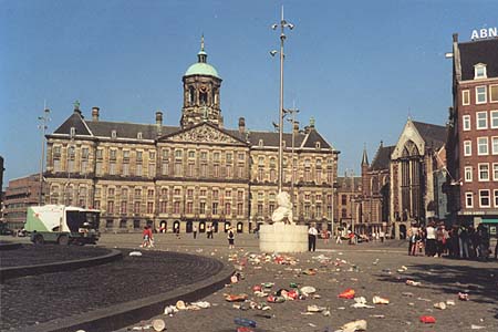 Амстердам. Мусор на площади
