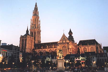 Антверпен. Вечер на площади