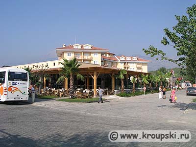 Kiris Claros Park - вид с улицы