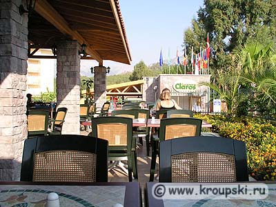 Kiris Claros Park - столики на улице
