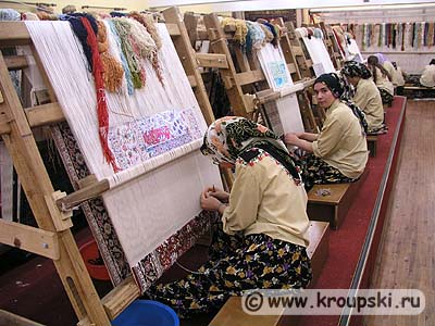 Работницы на фабрике ковров